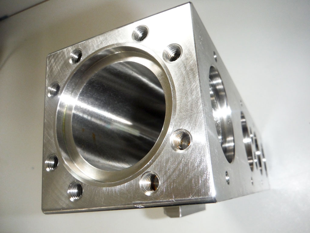 //www.cncmillingcncturning.co.uk/wp-content/uploads/2016/08/310-stainless-steel-manifold-block.jpg